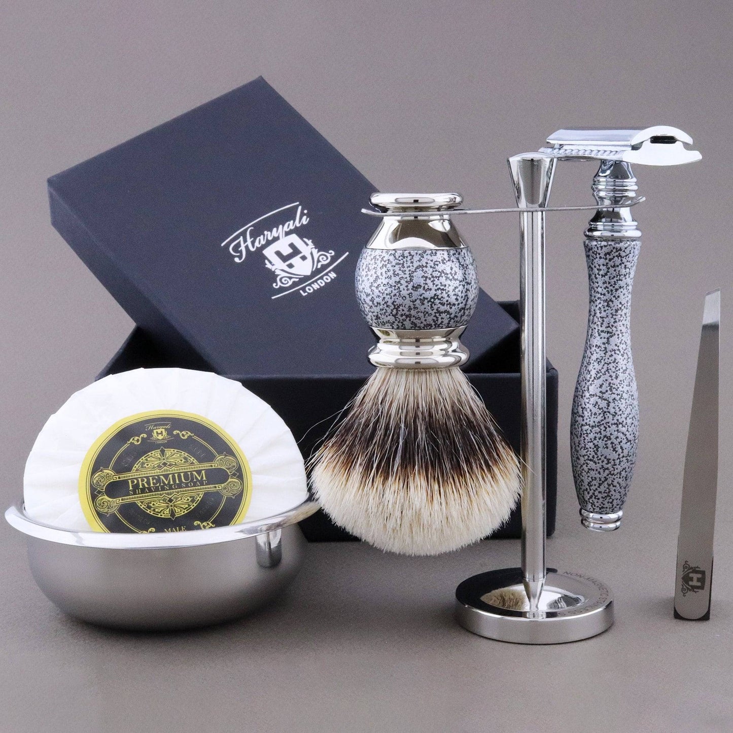 Haryali's Vase Range Shaving Kit