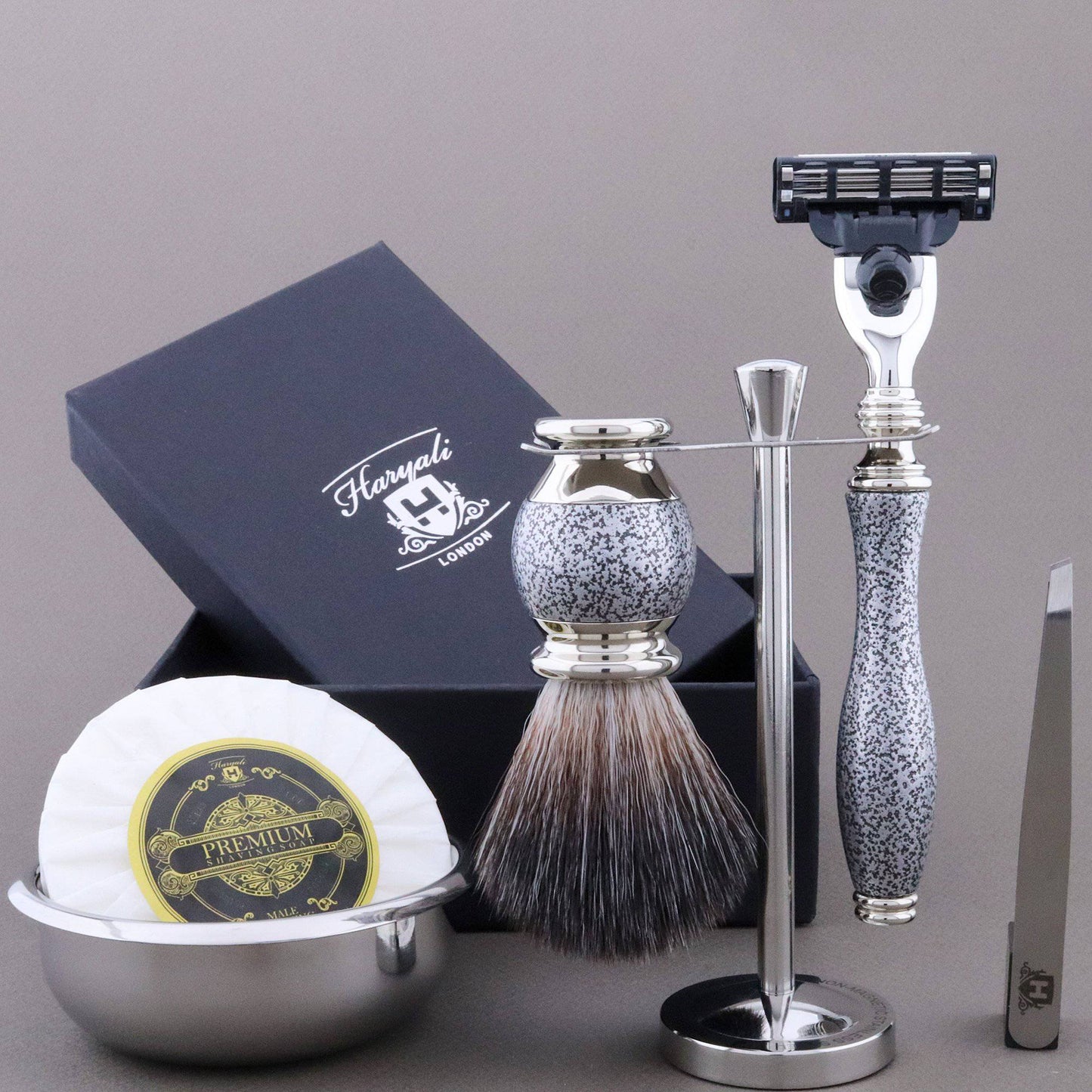 Haryali's Vase Range Shaving Kit